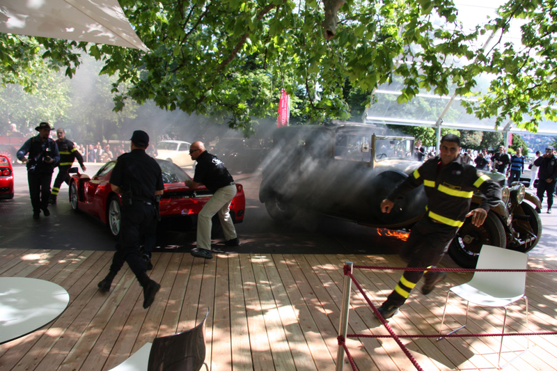 Illustration for article titled Burning Bentley Almost Kills A Ferrari Enzo At The Concorso